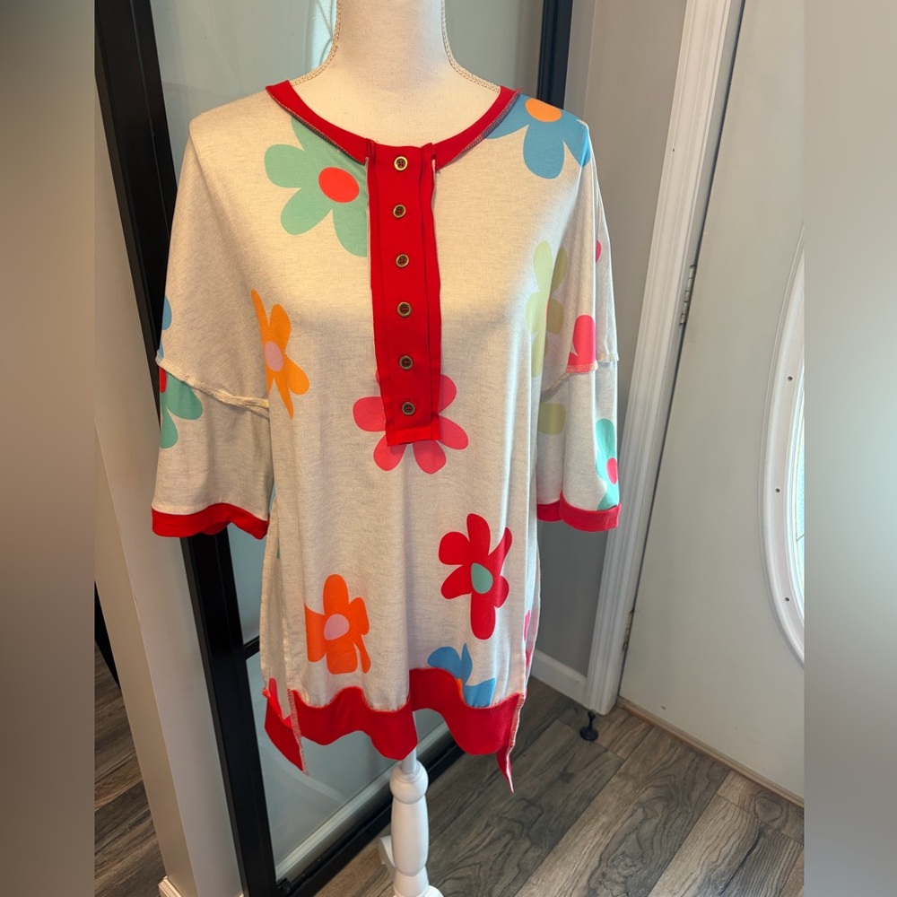 New With Tags…Boutique Mod Flower Oversized Short Sleeve Shirt…Size Medium